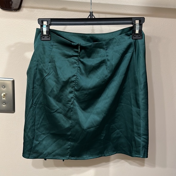 NWT Kendall and Kylie green satin skirt - Picture 2 of 2